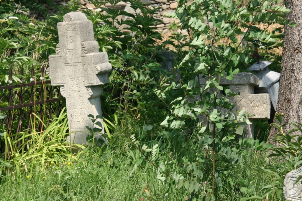 Cruci vechi în cimitirul bisericii